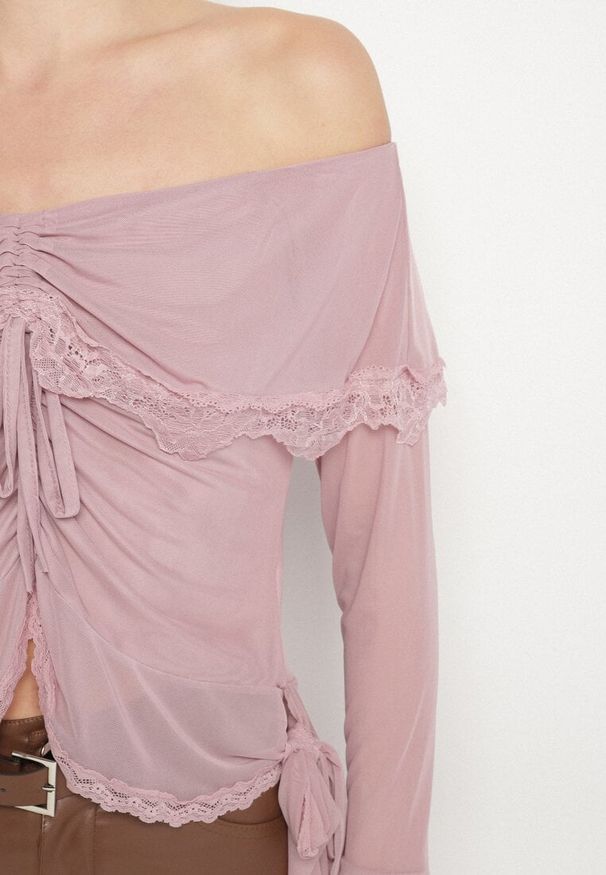 Born2be - Różowa Siateczkowa Bluzka z Bawełny i Wiskozy z Odkrytymi Ramionami Fenikka. Typ kołnierza: kołnierz z falbankami. Kolor: różowy. Materiał: bawełna, wiskoza. Wzór: aplikacja