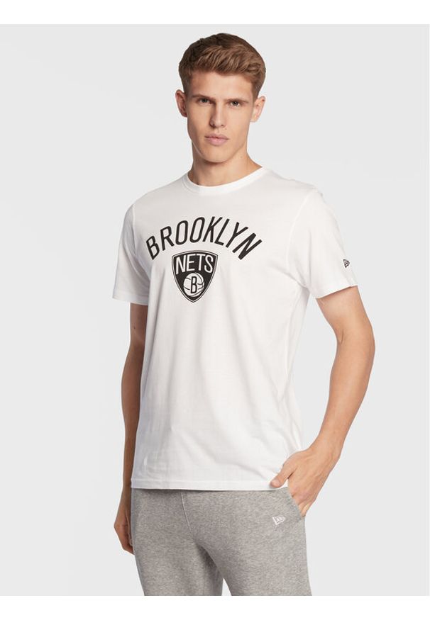 New Era T-Shirt Brooklyn Nets 11530756 Biały Regular Fit. Kolor: biały. Materiał: bawełna
