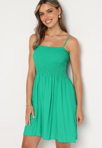 Born2be - Zielona Bawełniana Sukienka na Ramiączkach z Marszczonym Dekoltem Krisele. Okazja: na co dzień, na randkę, na spacer. Kolor: zielony. Materiał: bawełna. Długość rękawa: na ramiączkach. Sezon: lato. Typ sukienki: proste. Styl: casual #3