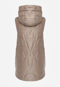 Renee - Brązowa Długa Kamizelka Pikowana z Nieodpinanym Kapturem Ozdobiona Naszywką Kasseda. Okazja: na co dzień. Kolor: brązowy. Materiał: poliester, jeans. Długość: długie. Wzór: aplikacja. Styl: casual #5