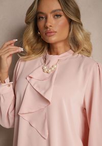 Renee - Różowa Bluzka z Ozdobnymi Perełkami i Falbaną Mirretis. Okazja: na co dzień, na spotkanie biznesowe. Kolor: różowy. Materiał: jeans. Wzór: aplikacja. Styl: biznesowy, casual #4