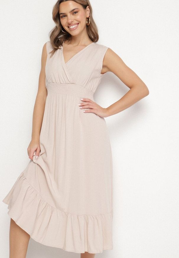 Born2be - Beżowa Wiskozowa Sukienka o Kopertowym Kroju z Falbanką Uliria. Kolor: beżowy. Materiał: wiskoza. Typ sukienki: kopertowe. Styl: elegancki