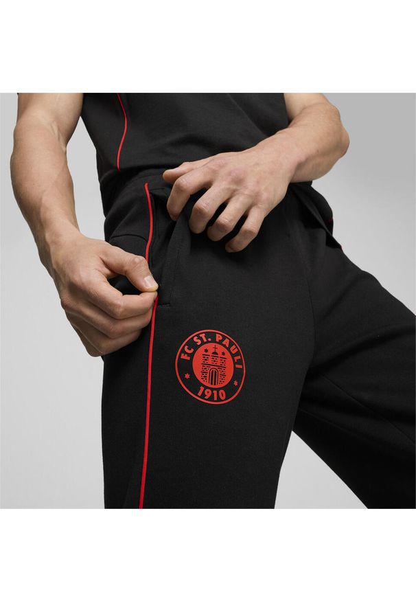 Puma - Męskie spodnie Casuals FC St. Pauli PUMA Black Red. Kolor: czerwony, wielokolorowy, czarny. Sport: piłka nożna