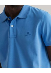 GANT - Niebieski t-shirt polo z kontrastowym logo. Typ kołnierza: polo. Kolor: niebieski. Materiał: materiał. Wzór: haft #4