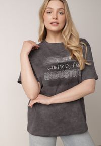 Born2be - Ciemnoszary T-shirt z Bawełny o Kroju Oversize z Napisem Orinvyra. Okazja: na co dzień, do pracy, na spotkanie biznesowe. Kolor: szary. Materiał: bawełna. Wzór: napisy. Styl: casual, biznesowy, elegancki #3