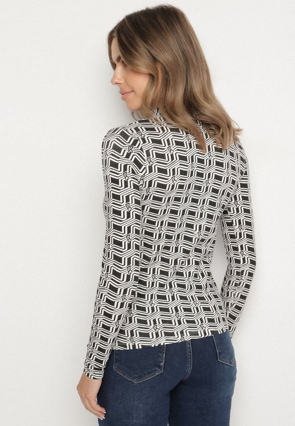 Born2be - Biało-Czarna Bawełniana Bluzka z Golfem i Długim Rękawem w Geometryczny Wzór Vilitila. Okazja: na co dzień. Typ kołnierza: golf. Kolor: biały. Materiał: bawełna. Długość rękawa: długi rękaw. Długość: długie. Wzór: geometria. Styl: elegancki, casual
