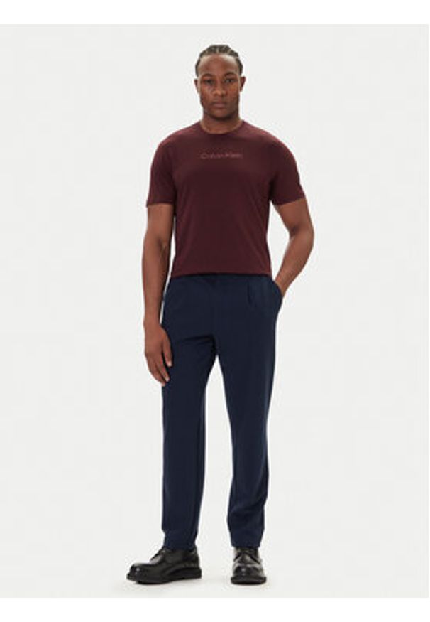 Calvin Klein T-Shirt Logo 30s LV04LD230G Bordowy Relaxed Fit. Kolor: czerwony. Materiał: bawełna