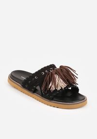 Renee - Czarne Klapki VICES na Płaskiej Podeszwie w Stylu Boho z Frędzlami Averathla. Okazja: na co dzień. Kolor: czarny. Materiał: denim, len. Wzór: aplikacja. Sezon: lato. Obcas: na płaskiej podeszwie. Styl: boho #9