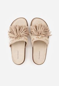 Born2be - Beżowe Klapki w Stylu Boho Zdobione Frędzlami Stavania. Okazja: na co dzień. Kolor: beżowy. Materiał: jeans. Wzór: aplikacja. Sezon: lato. Styl: boho #6
