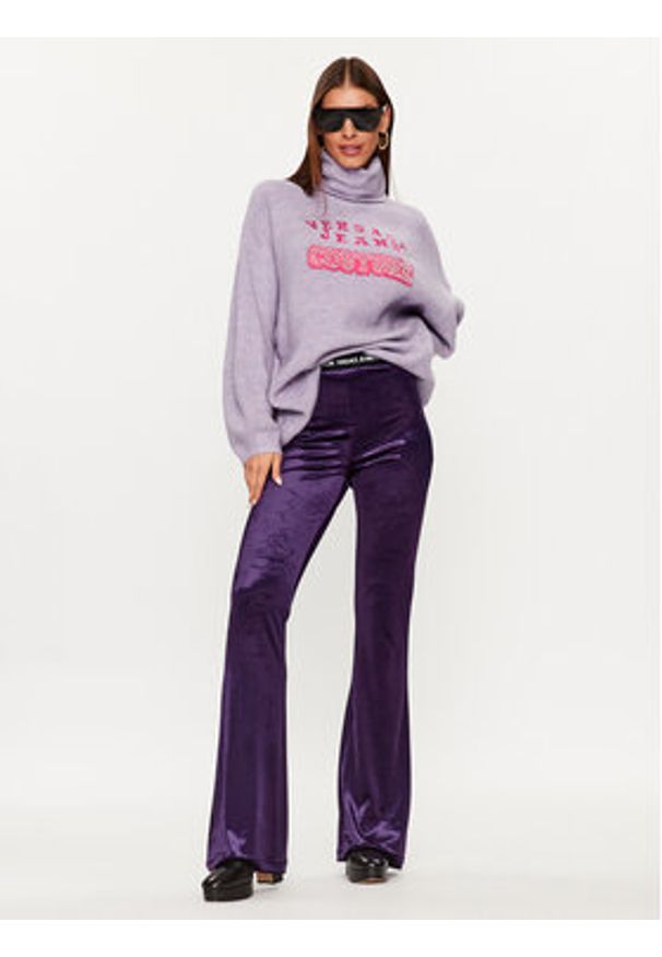 Versace Jeans Couture Golf 75HAFM08 Fioletowy Oversize. Typ kołnierza: golf. Kolor: fioletowy. Materiał: syntetyk