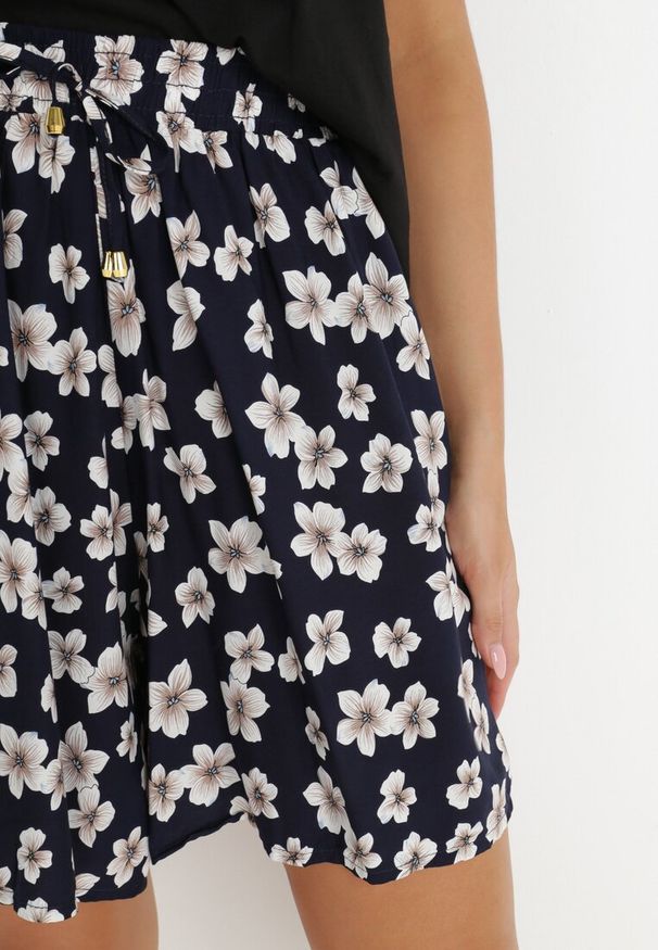 Born2be - Granatowe Szorty Luźne Zerlaivo. Stan: podwyższony. Kolor: niebieski. Materiał: wiskoza, tkanina. Wzór: kwiaty, gładki, nadruk, aplikacja