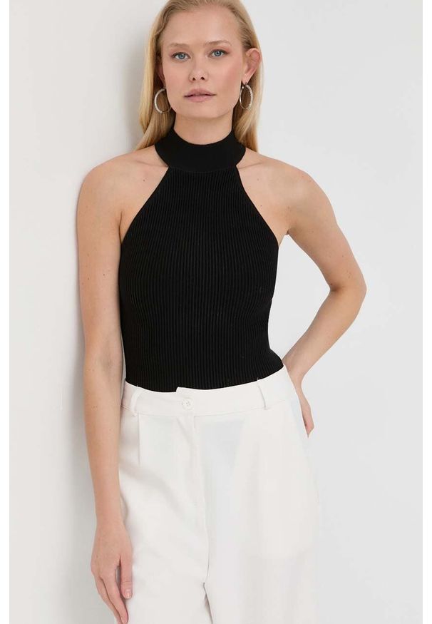 Guess top damski kolor czarny z półgolfem. Typ kołnierza: dekolt halter. Kolor: czarny. Materiał: materiał, dzianina, wiskoza. Wzór: gładki
