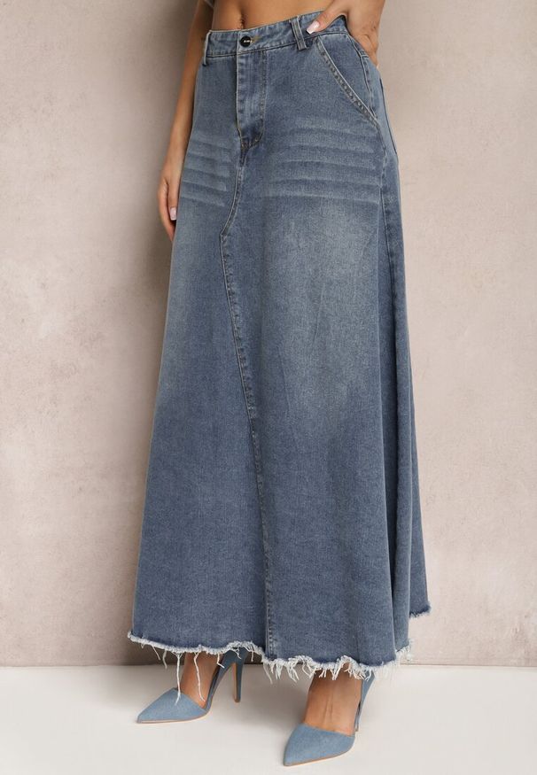 Renee - Niebieska Trapezowa Spódnica z Bawełny Jeansowa Ozdobiona Paskiem i Strzępieniami na Dole Meraleo. Kolor: niebieski. Materiał: jeans, bawełna. Wzór: aplikacja