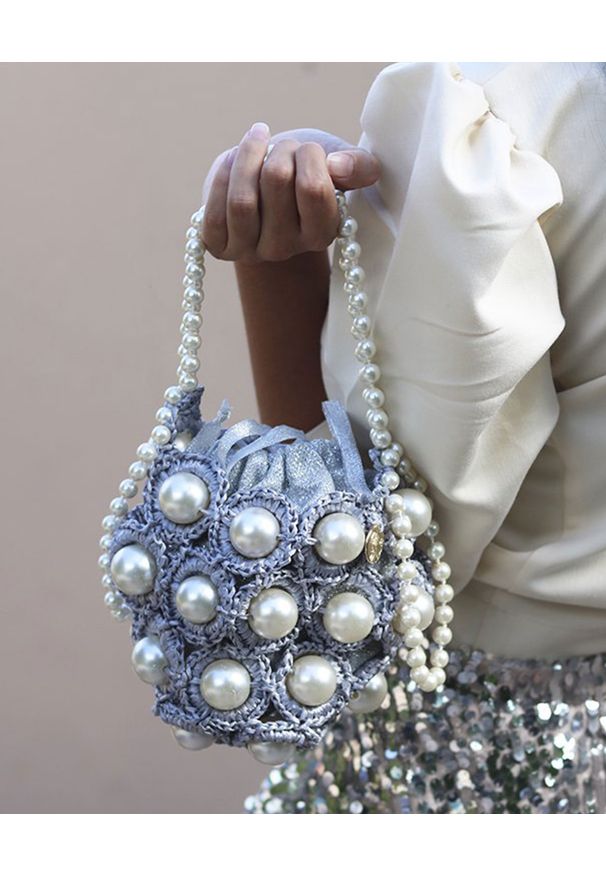 ALAMEDA TURQUESA - Srebrna torebka z perłami Hana. Kolor: srebrny. Wzór: aplikacja