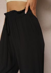 Renee - Czarne Spodnie z Bawełny Typu Paper Bag High Waist z Gumką w Talii Kitanea. Okazja: do pracy, na co dzień. Stan: podwyższony. Kolor: czarny. Materiał: bawełna. Styl: casual