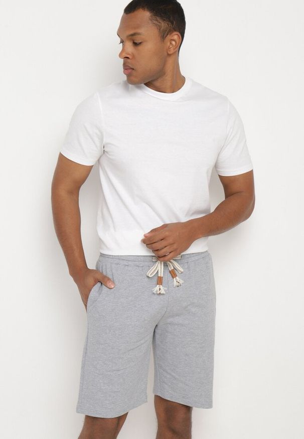 Born2be - Szare Bawełniane Szorty z Gumką w Pasie z Kieszeniami przed Kolano Ilopia. Okazja: do domu, na spacer, na co dzień. Kolekcja: plus size. Kolor: szary. Materiał: bawełna. Sezon: lato. Styl: casual, sportowy