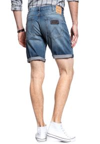 Wrangler - KRÓTKIE SPODENKI WRANGLER REGULAR SHORT GREEN LAGOON W15UX475C 112127159. Materiał: jeans, skóra. Długość: krótkie #7