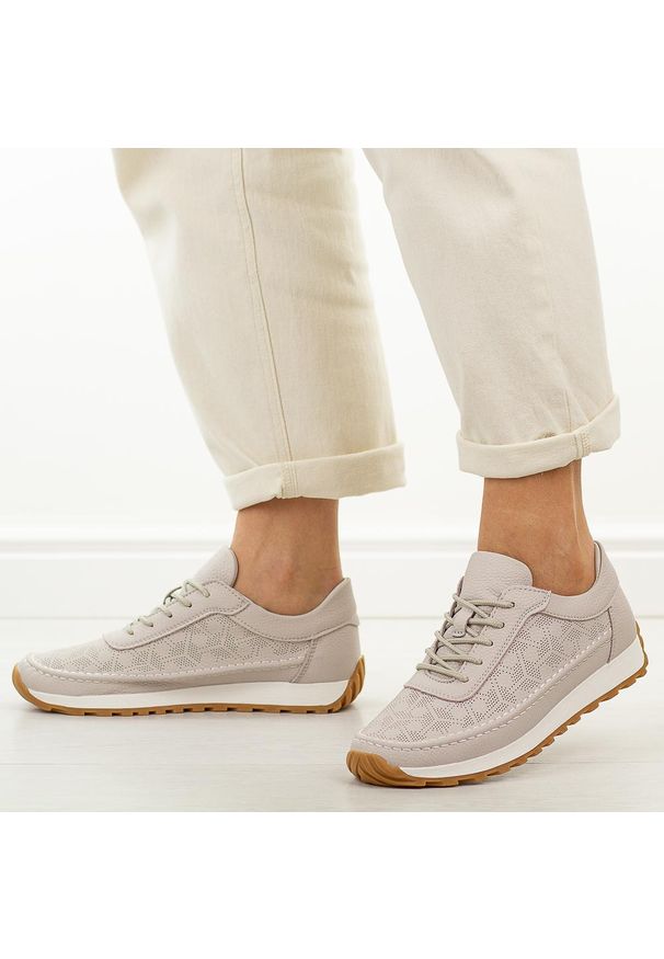 Szare skórzane półbuty damskie Sergio Leone Sp001. Okazja: na co dzień. Nosek buta: okrągły. Zapięcie: sznurówki. Kolor: szary. Materiał: skóra. Szerokość cholewki: normalna. Sezon: wiosna, jesień, lato. Styl: casual, elegancki, sportowy, klasyczny