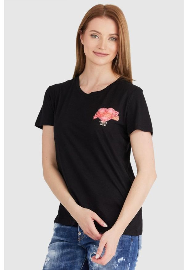 Guess - GUESS Czarny t-shirt damski z kolorowym printem. Kolor: czarny. Materiał: bawełna. Wzór: nadruk, kolorowy