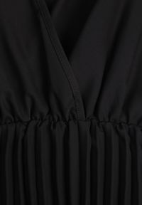 Born2be - Czarna Rozkloszowana Sukienka Midi z Kopertową Górą i Plisowanym Dołem Alissu. Kolor: czarny. Typ sukienki: kopertowe. Styl: elegancki, klasyczny. Długość: midi #3