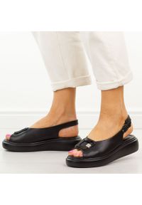 Czarne skórzane sandały damskie Cambell 07339. Okazja: na co dzień. Kolor: czarny. Materiał: skóra. Wzór: aplikacja. Sezon: wiosna, lato. Obcas: na platformie. Styl: casual, klasyczny, elegancki #1