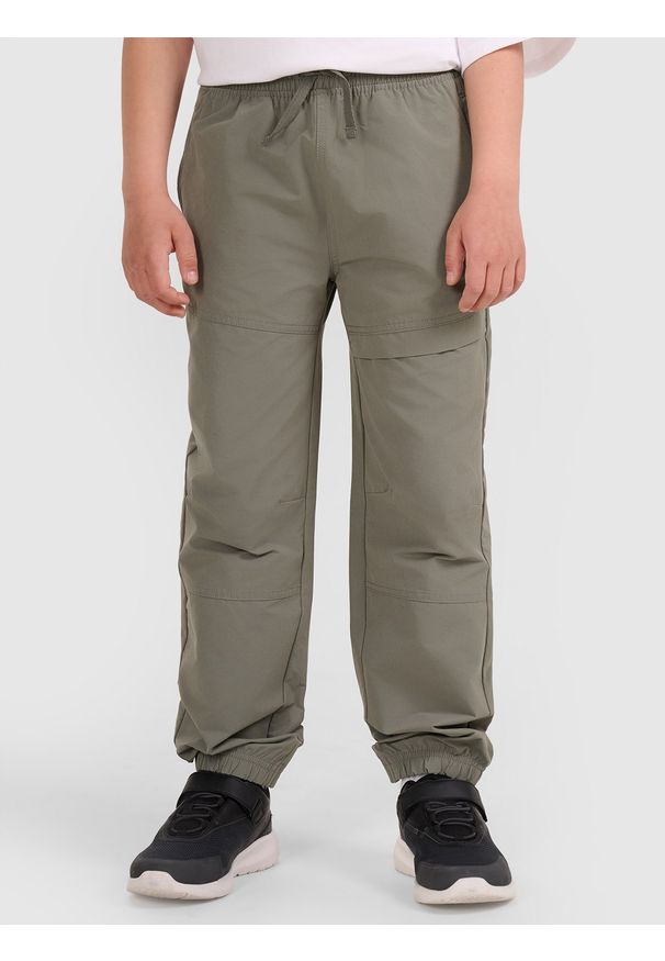 4f - 4F Spodnie casual joggery chłopięce - szare 122 (6-7 lat). Okazja: na co dzień. Kolor: szary. Materiał: tkanina, materiał, elastan. Sezon: lato. Styl: casual