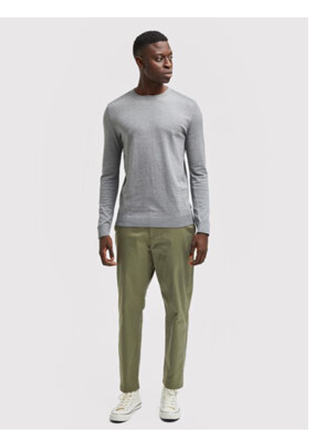 Selected Homme Sweter Berg 16074682 Szary Regular Fit. Kolor: szary. Materiał: bawełna