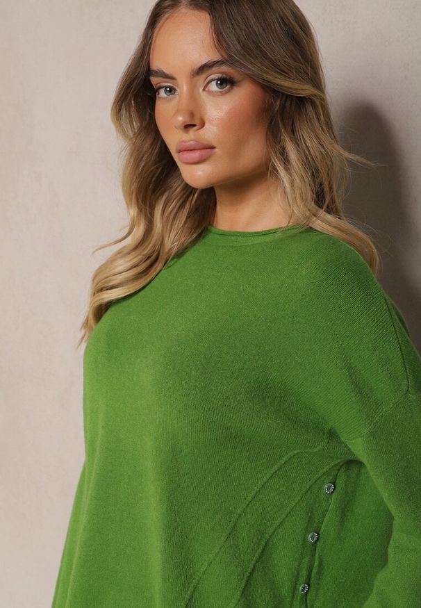 Renee - Zielony Klasyczny Sweter z Cyrkoniami na Guzikach Rerige. Okazja: na co dzień. Typ kołnierza: dekolt w łódkę. Kolor: zielony. Materiał: jeans. Długość rękawa: długi rękaw. Długość: długie. Styl: klasyczny