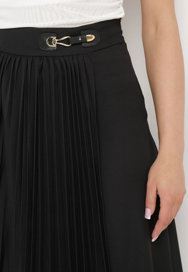 Born2be - Czarna Rozkloszowana Spódnica Midi Plisowana z Klamerką Faelannia. Kolor: czarny. Styl: elegancki