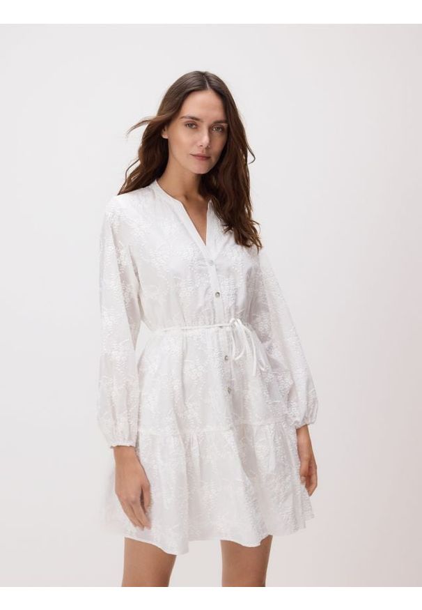 Reserved - Sukienka z haftem - biały. Kolor: biały. Materiał: bawełna, tkanina. Wzór: haft