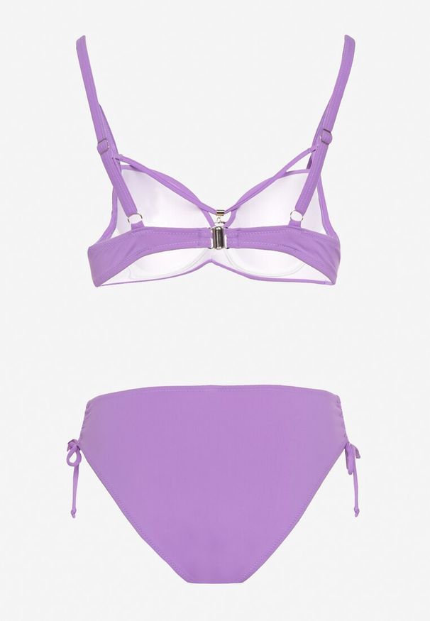 Renee - Fioletowe Bikini Majtki Figi z Regulacją i Biustonosz z Ozdobą Natrissa. Kolor: fioletowy. Wzór: aplikacja