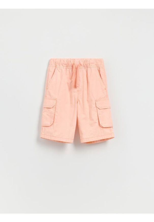 Reserved - Bawełniane szorty cargo - brzoskwiniowy. Kolor: pomarańczowy. Materiał: bawełna