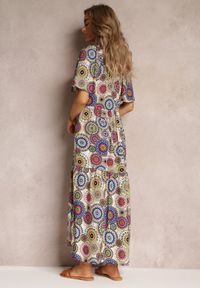 Renee - Biało-Granatowa Wiskozowa Sukienka Maxi w Kwiaty z Rozkloszowanym Dołem i Falbanką Pathna. Okazja: na co dzień. Kolor: biały. Materiał: wiskoza. Długość rękawa: krótki rękaw. Wzór: kwiaty. Styl: casual. Długość: maxi