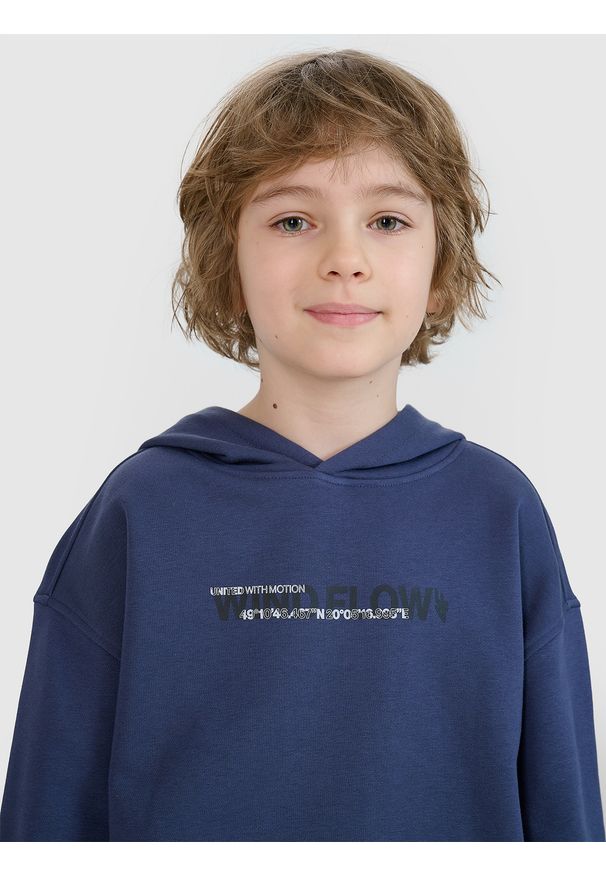4f - 4F Bluza dresowa nierozpinana z kapturem chłopięca - szara 140 (9-10 lat). Okazja: na co dzień. Typ kołnierza: kaptur. Kolor: szary. Materiał: dresówka. Wzór: gładki, ze splotem, nadruk, napisy. Sezon: lato. Styl: sportowy, casual