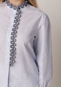 Born2be - Niebieska Koszula z Bawełny Ozdobiona Haftowaną Falbanką Zenatia. Okazja: na co dzień. Kolor: niebieski. Materiał: bawełna. Wzór: haft, aplikacja. Styl: casual, klasyczny, elegancki #2