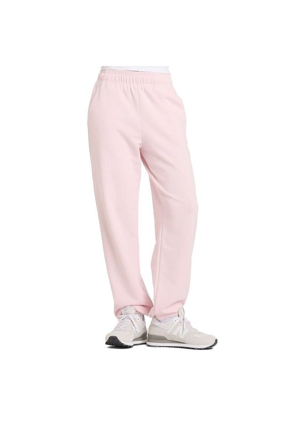 Spodnie New Balance WP41500RSG - różowe. Kolor: różowy. Materiał: dresówka, bawełna, poliester