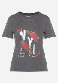 Born2be - Ciemnoszary T-shirt z Bawełny Ozdobiony Napisami i Kwiatami Savierele. Okazja: na co dzień. Kolor: szary. Materiał: bawełna. Wzór: aplikacja, kwiaty, napisy. Styl: klasyczny, casual #7