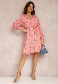 Renee - Różowa Sukienka Hellolea. Kolor: różowy. Materiał: materiał. Typ sukienki: kopertowe. Długość: mini