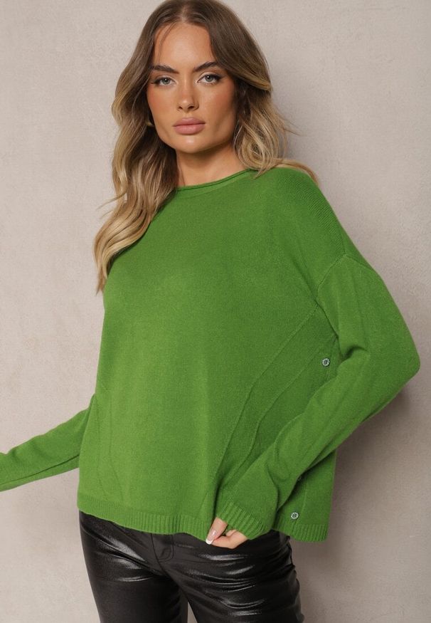 Renee - Zielony Klasyczny Sweter z Cyrkoniami na Guzikach Rerige. Okazja: na co dzień. Typ kołnierza: dekolt w łódkę. Kolor: zielony. Materiał: jeans. Długość rękawa: długi rękaw. Długość: długie. Styl: klasyczny