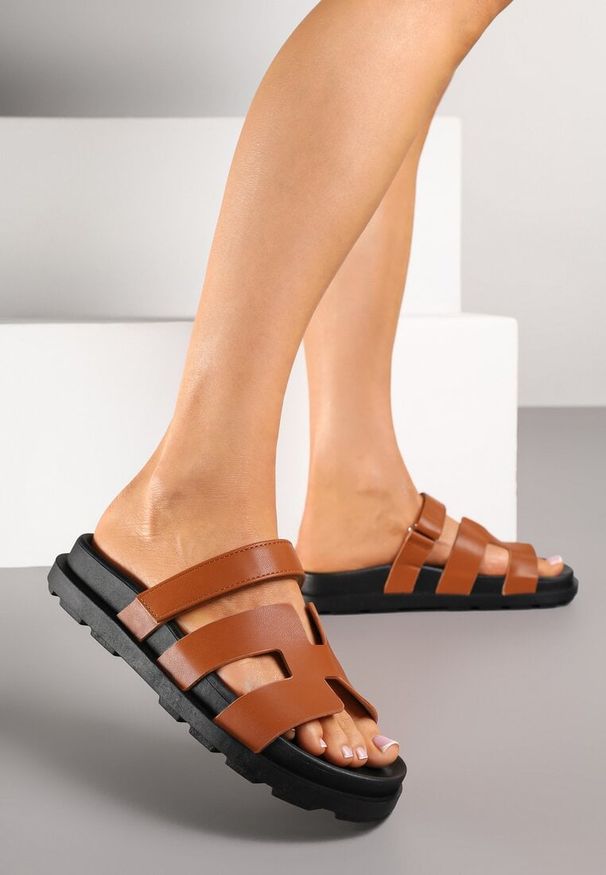 Renee - Brązowe Klapki Ozdobione Wycięciami Fenelissa. Okazja: na co dzień. Kolor: brązowy. Materiał: jeans. Wzór: aplikacja. Sezon: lato. Styl: elegancki, casual