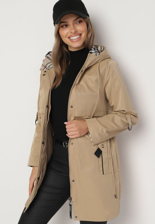 Born2be - Ciemnobeżowa Kurtka Parka z Podpinanymi Rękawami i Kapturem ze Wstawkami w Kratę Kaithna. Kolor: beżowy. Materiał: jeans. Wzór: kratka. Styl: klasyczny, elegancki