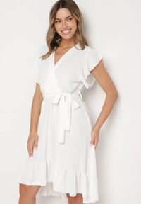 Born2be - Biała Rozkloszowana Sukienka Ozdobiona Falbanką i Paskiem Natiellea. Kolor: biały. Materiał: tkanina. Wzór: aplikacja. Sezon: lato. Styl: klasyczny