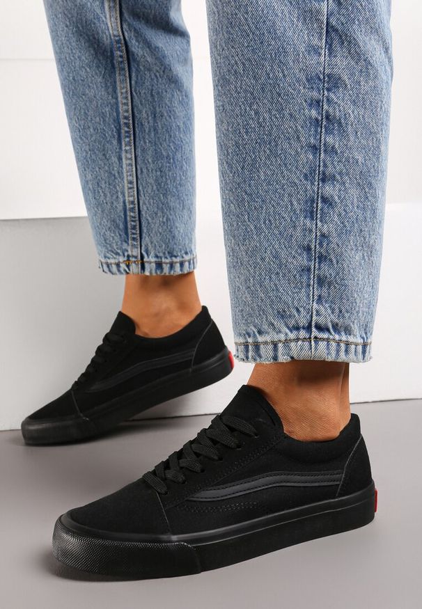 Renee - Czarne Tenisówki z Boczną Naszywką Simeris. Okazja: na co dzień. Zapięcie: sznurówki. Kolor: czarny. Wzór: aplikacja. Materiał: jeans. Sezon: lato, wiosna. Obcas: na obcasie. Styl: casual, sportowy, klasyczny. Wysokość obcasa: niski