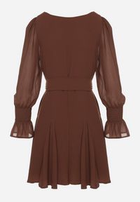 Born2be - Brązowa Sukienka Vices z Siateczkowymi Rękawami i Wiązanym Paskiem Resnala. Okazja: na co dzień. Typ kołnierza: dekolt kwadratowy. Kolor: brązowy. Materiał: materiał. Typ sukienki: rozkloszowane. Styl: casual, elegancki #4