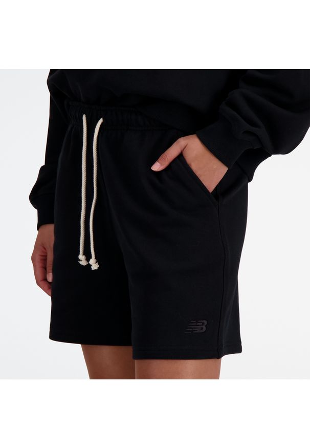 Spodenki damskie New Balance WS41508BK – czarne. Stan: podwyższony. Kolor: czarny. Materiał: bawełna, dresówka. Długość: krótkie. Wzór: ze splotem