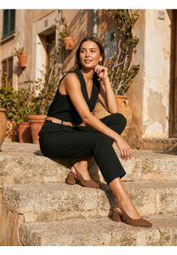 Sinsay - Spodnie carrot z nogawką w kant i paskiem - czarny. Kolor: czarny