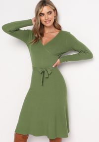 Born2be - Zielona Sweterkowa Sukienka Rozkloszowana z Wiązanym Paskiem Florentame. Kolor: zielony. Materiał: materiał. Typ sukienki: rozkloszowane, kopertowe. Długość: midi #1