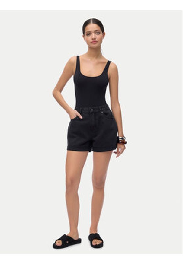 Vero Moda Szorty jeansowe Zuri 10279493 Czarny Regular Fit. Kolor: czarny. Materiał: bawełna