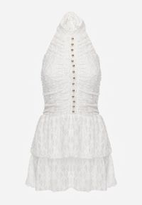 Renee - Biała Sukienka Halter z Koronki Zdobiona Metalicznymi Guziczkami Corrarea. Typ kołnierza: dekolt halter. Kolor: biały. Materiał: koronka. Wzór: aplikacja, koronka #3