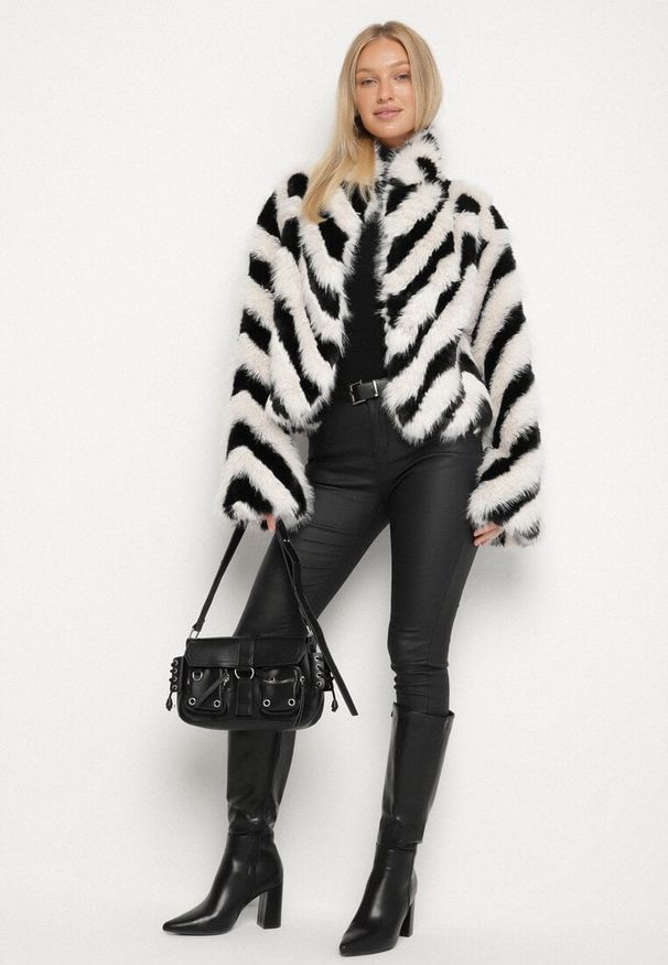 Born2be - Czarno-Biała Kurtka Typu Futerko w Paski Alinsse. Okazja: na studniówkę. Kolor: czarny. Materiał: futro. Wzór: paski